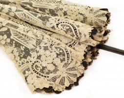 Antik sérült csipke napernyő, fém berakásokkal (hiányos), fa nyéllel, m: 68 cm