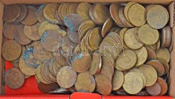 Románia egy doboznyi 1991-1996 közötti kiadású 50L-es érme, közte kevés 20L, összesen ~3,2kg súlyban T:vegyes Romania one box of 1991-1996. 50 Lei coins, with some 20 Lei, in ~3,2kg net weight C:mixed  Krause KM#109, KM#110