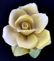 Kis porcelán rózsa, kézzel festett, jelzett, apró lepattanásokkal, m: 3,5 cm