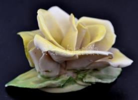 Kis porcelán rózsa, kézzel festett, jelzett, apró lepattanásokkal, m: 3,5 cm