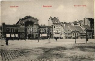 Budapest I. Bomba tér (ma Batthyány tér), Budai vásárcsarnok, Petz Ágoston és Wirth Antal üzlete, lakatos mester, címfestő és kovács reklámjai. M.T. és F. I. Koch és Pór 533. (EK)