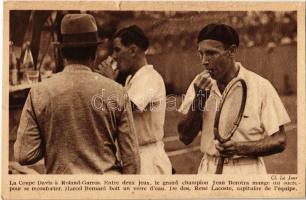 La Coupe Davis a Roland-Garros. / Davis Cup of the The French Open, French tennis players Jean Borotra eating sugar while Marcel Bernard drinking water, René Lacoste, captain of the team (cut)