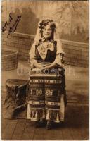 1918 Serbische Trachten, Bauerin in serbischer Brauttracht / Serbian costumes, peasant woman in Serbian bridal dress, folklore