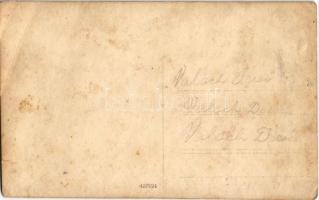 1935 Budapest VII. Klauzál tér, FBH Fábián Béla Luxuscipőgyár alkalmazottai és cipészek cipőkkel, au...