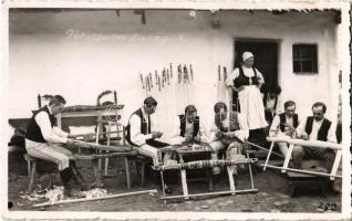 1943 Telekfalva, Teleac; fafaragóműhely udvara faragómesterekkel / wood carving workshop, courtyard with master carvers. Kováts István photo