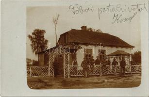 1917 Tábori postahivatal Kowelben (Ukrajna), katonák a kerítésnél / WWI Austro-Hungarian K.u.K. military field post office in Kovel (Ukraine), soldiers sitting on the fence. photo