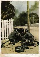 Német páncélosvadászok ellenséges oszlopok megsemmisítésénél. E. Grimm haditudósító felvétele / WWII German military, anti-tank gun. Reproduktion und Offsetdruck Carl Werner - képeslapfüzetből / from postcard booklet (EB)