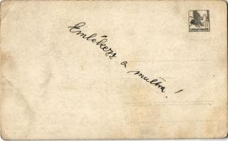 Cserkészek falatoznak a DDSG (Duna-Gőzhajózási Társaság) egyik hajójának fedélzetén / Hungarian scou...