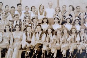 cca 1938 a Ringling Brothers and Barnum&Bailey cirkuszi társulat tagjai, nagyméretű csoportkép. ...