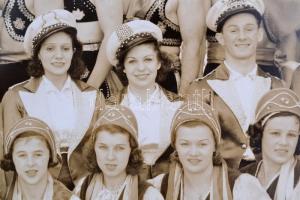 cca 1938 a Ringling Brothers and Barnum&Bailey cirkuszi társulat tagjai, nagyméretű csoportkép. ...