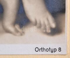 cca 1930 Női akt babákkal, fotó, kartonra ragasztva, 22,5×16 cm