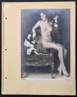 cca 1930 Női akt babákkal, fotó, kartonra ragasztva, 22,5×16 cm