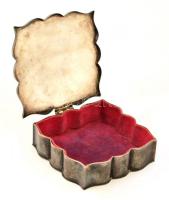 Szép formájú alpakka doboz, béléssel. Halvány gravírozással 13x13x4 cm