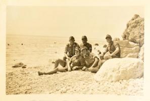 cca 1940-1944 Német katonák tábori levelei (12 db) és 13 Wehrmacht katonákat ábrázoló fénykép