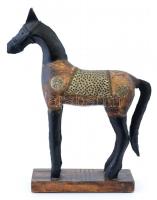 Faragott ló szobor, dísz, fém rátétekkel 33 cm