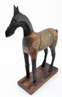 Faragott ló szobor, dísz, fém rátétekkel 33 cm