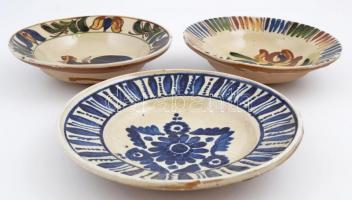 3 db korondi fali dísztányér. Kézzel festett, jelzett.  d: 21,5 cm