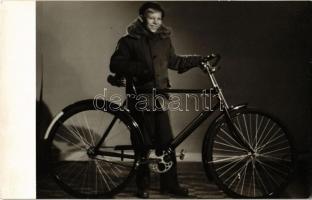 1954 Fiatal fiú az új Csepel kerékpárjával, fotó, hátulján feliratozva, 9×14 cm