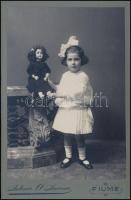 cca 1900 Kislány babával, keményhátú fotó Antonio dAncona fiumei műterméből hátulján feliratozva, 16×10,5 cm