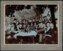 1917 Selmecbánya, söröző társaság, fotó Baker utóda Spiegel selmecbányai műterméből, hátulján feliratozva, 22×27 cm