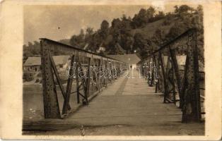 1931 Tiszalonka, Lonka, Lunca la Tisa; Gyaloghíd a Tiszán, egyben csehszlovák-román határátkelőhely / footbridge and border crossing point between Czechoslovakia and Romania. photo (fl)