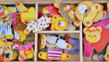 Maci családos fa kirakó ügyességi játék.
Több tucat elemmel és több száz kombinációs lehetőséggel!