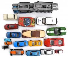 Egy doboznyi játék autók, motor, autószállító kamion.
Benne Burago Ferrari F40, Burago Shelby Serie...