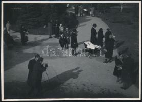 cca 1933 Kinszki Imre (1901-1945) budapesti fotóművész aláírt, pecséttel jelzett vintage fotóművészeti alkotása (Die erste Sonne), 12,5x18 cm