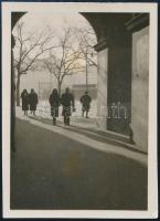 cca 1930 Kinszki Imre (1901-1945) budapesti fotóművész hagyatékából jelzés nélküli vintage fotó (Ellenfényben), 6x4,3 cm