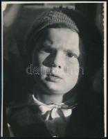 cca 1933 Kinszki Imre (1901-1945) budapesti fotóművész pecséttel jelzett vintage fotóművészeti alkotása (Boys portrait, Gáborka 3 és fél éves), 16x12,5 cm