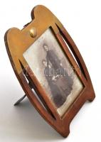 Bőr és réz rátétes régi képkeret, benne fotóval, belső méret: 14×9,5 cm, külső méret: 22,5×17 cm