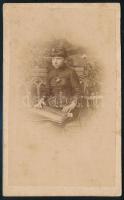 cca 1868 Kislány citerával (vagy ahhoz hasonlatos, korabeli hangszerrel), jelzés nélküli vizitkártya méretű, vintage fotó, 10,5x6,4 cm