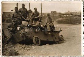 cca 1941-1945 Magyar katonák a keleti fronton, kilőtt lánctalpas jármű roncsával, fotó, 6×9 cm