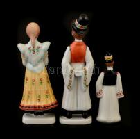 Hollóházi népviseletbe öltözött leány, legény és fiúcska, kézzel festett, jelzett, apró kopásnyomokk...