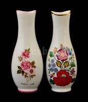Hollóházi virágmintás porcelán emlékváza, és váza, matricásak, jelzett, apró kopásnyomokkal, m: 17 cm