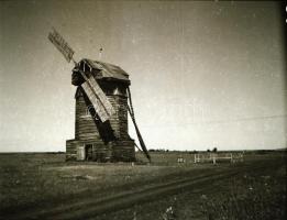cca 1942 Szélmalom Ukrajnában, Thöresz Dezső (1902-1963) békéscsabai gyógyszerész és fotóművész hagyatékából  vintage negatív, 6x4,5 cm / windmill photo negative