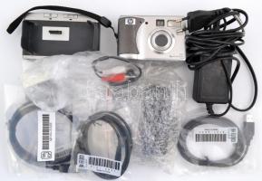 HP Photosmart 930 digitális fényképezőgép+HP Photosmart 8886 kamera dokkolóval, leírásokkal, alkatrészekkel, vezetékekkel, ...stb., telepítő CD-rommal.