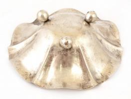 Ezüst (Ag.) kínáló, jelzett, m: 5 cm, d: 15 cm, nettó: 115,5 g