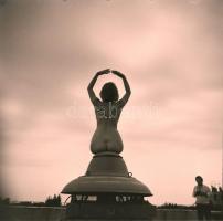 Egy gazdag életműből hét pillanat, különféle időpontokban, eltérő helyszíneken, több fotómodell közr...