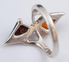 Ezüst (Ag) gyűrű, borostyánnal, jelzett, méret: 55, bruttó: 4,5 gr
