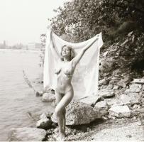 Felszabadult életérzés, különféle időpontokban és eltérő helyszíneken, több fotómodell közreműködésé...