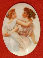 Két ifjú hölgyet ábrázoló régebbi porcelán kép