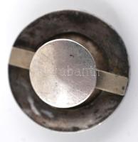 Ezüst (Ag) díszgomb, a szélén zöld szőlő levélmintával, a közepén virágmintás, kézzel festett porcel...