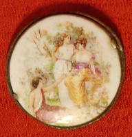 Három ifjú hölgyet ábrázoló porcelán kép régi brosként feldolgozva, tű nélkül