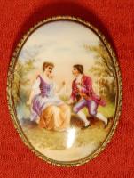 Szerelmes párt ábrázoló porcelán kép régi brosként feldolgozva, tűvel