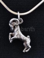 Ezüst(Ag) négyszögletes kígyó nyaklánc, bak függővel, jelzett, h: 42,5 cm, 2×1,5 cm, nettó: 7,3 g