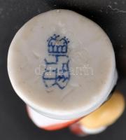 Herendi miniatűr népviseletes szobrocska, kézzel festett, jelzett, apró kopásokkal, m: 4,5 cm