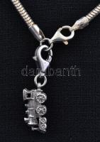 Ezüst(Ag) kígyó karkötő, mozdony függővel, jelzett, h: 18 cm, 2×1 cm, nettó: 6,1 g