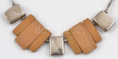 Ezüst(Ag) iparművész nyakék, fa elemekkel, jelzett, h: 40 cm, bruttó: 22,6 g