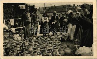 Kassa, Kosice; piac kerámia árusokkal / Trh / market with ceramics vendors
